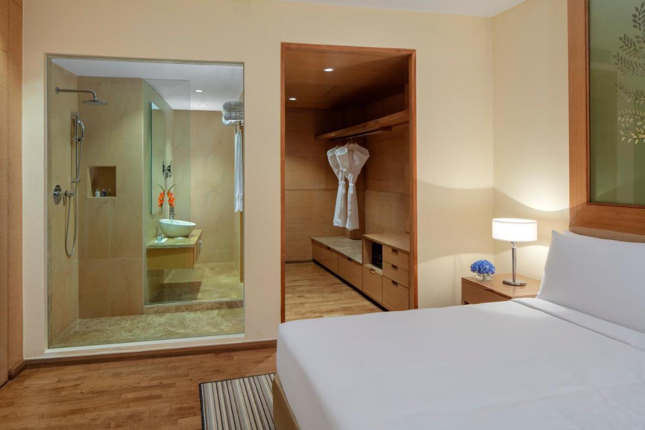 Radisson Blu Hotel New Delhi Dwarka Exteriér fotografie A bathroom in a hotel room