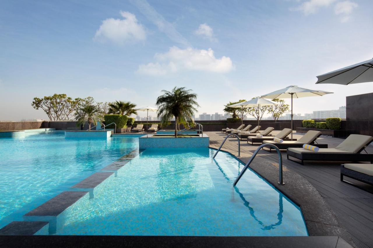 Radisson Blu Hotel New Delhi Dwarka Exteriér fotografie The swimming pool at the hotel