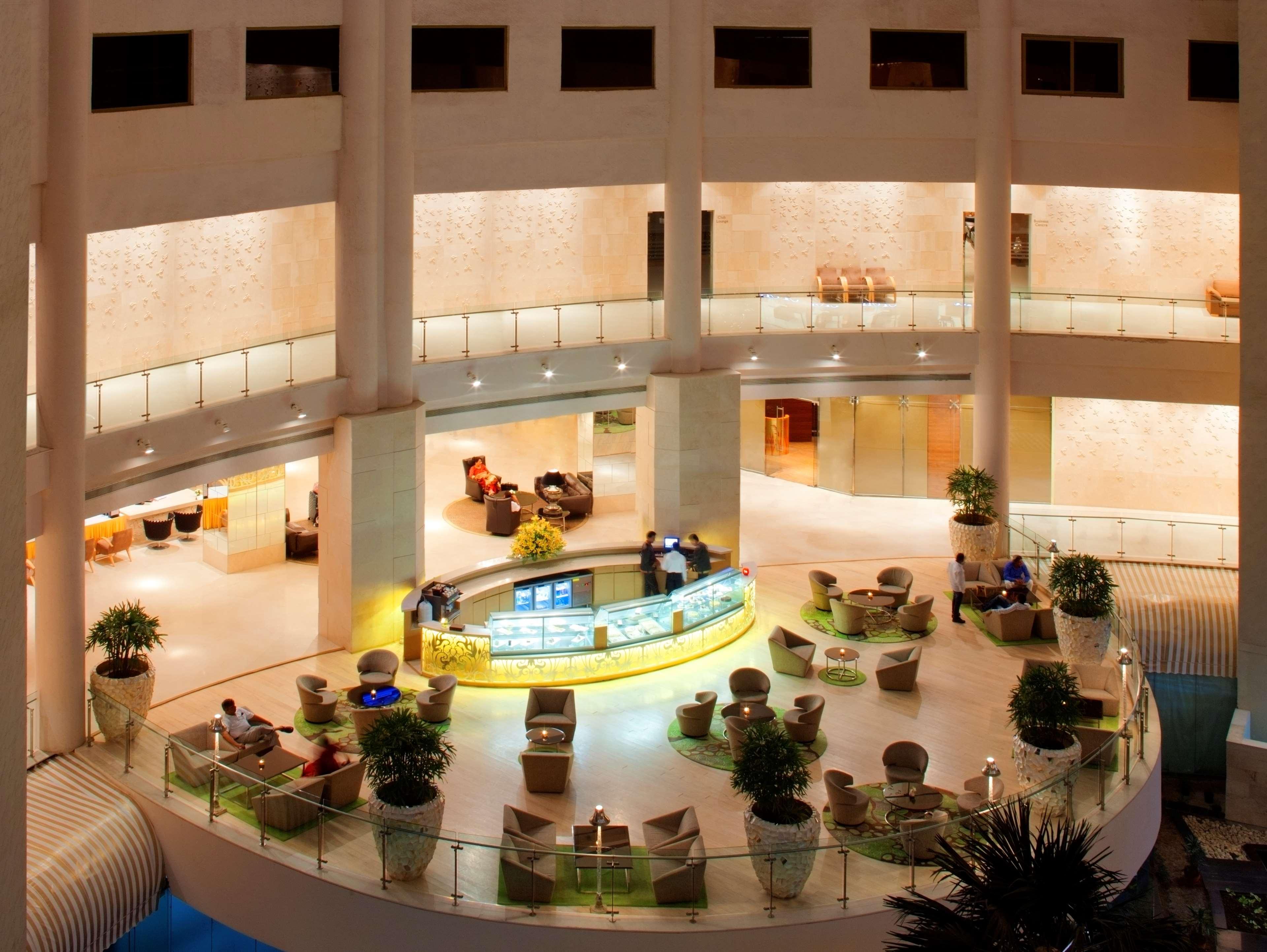 Radisson Blu Hotel New Delhi Dwarka Exteriér fotografie The lobby of the hotel
