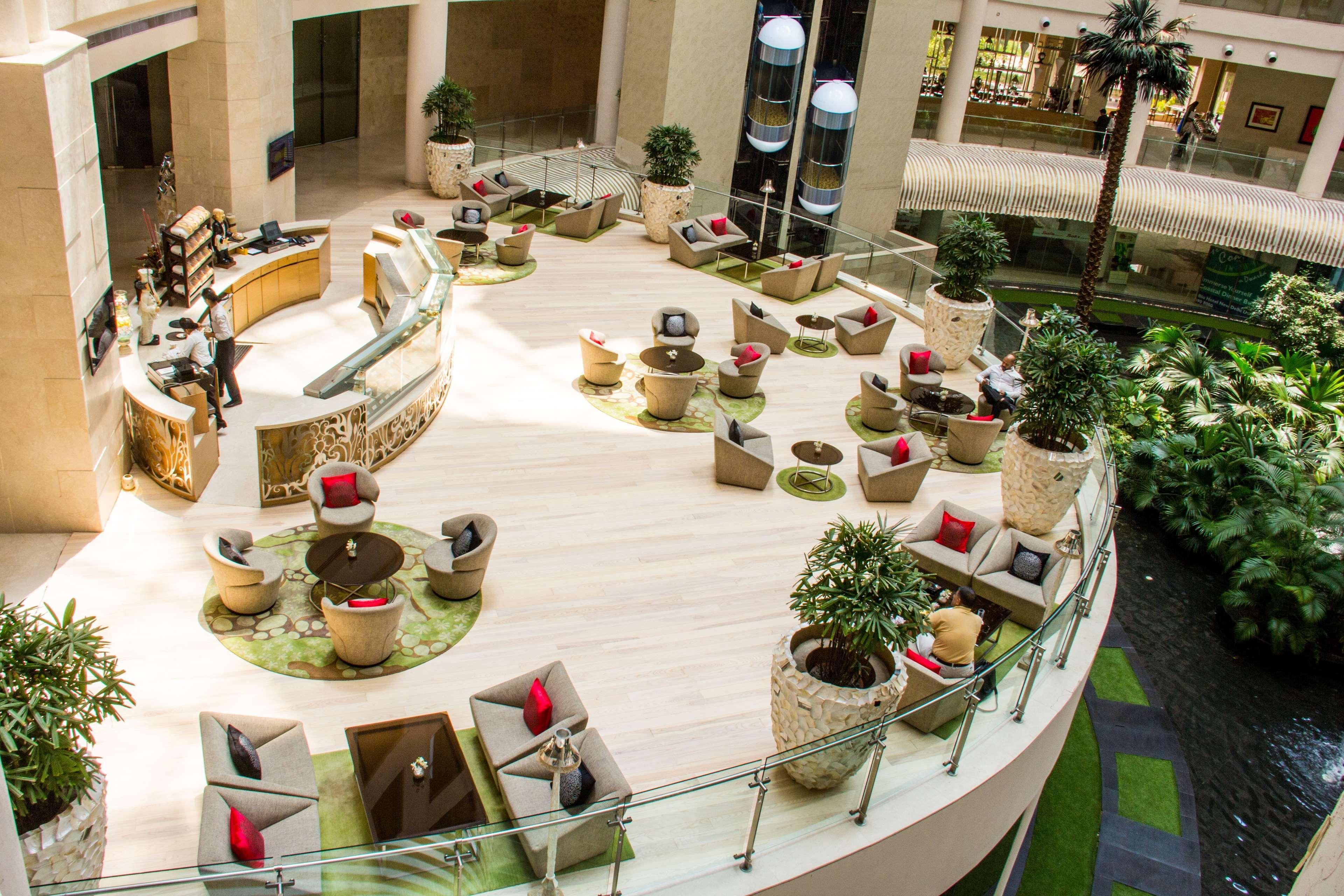 Radisson Blu Hotel New Delhi Dwarka Exteriér fotografie The lobby of the hotel