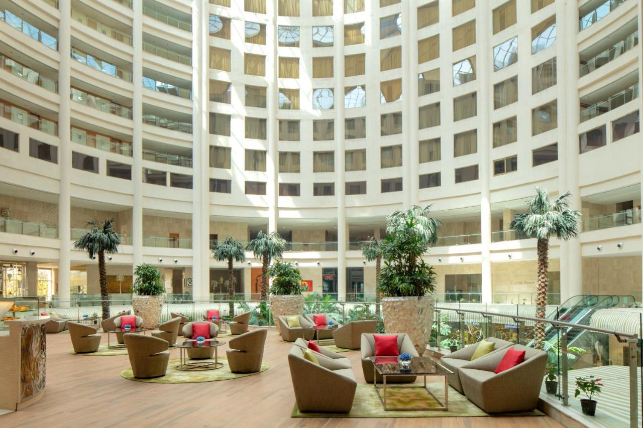 Radisson Blu Hotel New Delhi Dwarka Exteriér fotografie The lobby of the hotel