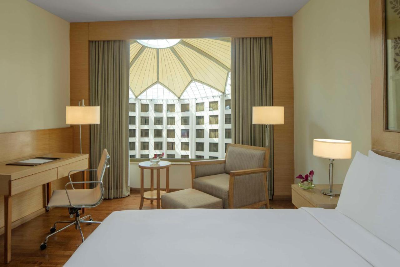 Radisson Blu Hotel New Delhi Dwarka Exteriér fotografie A room at the hotel