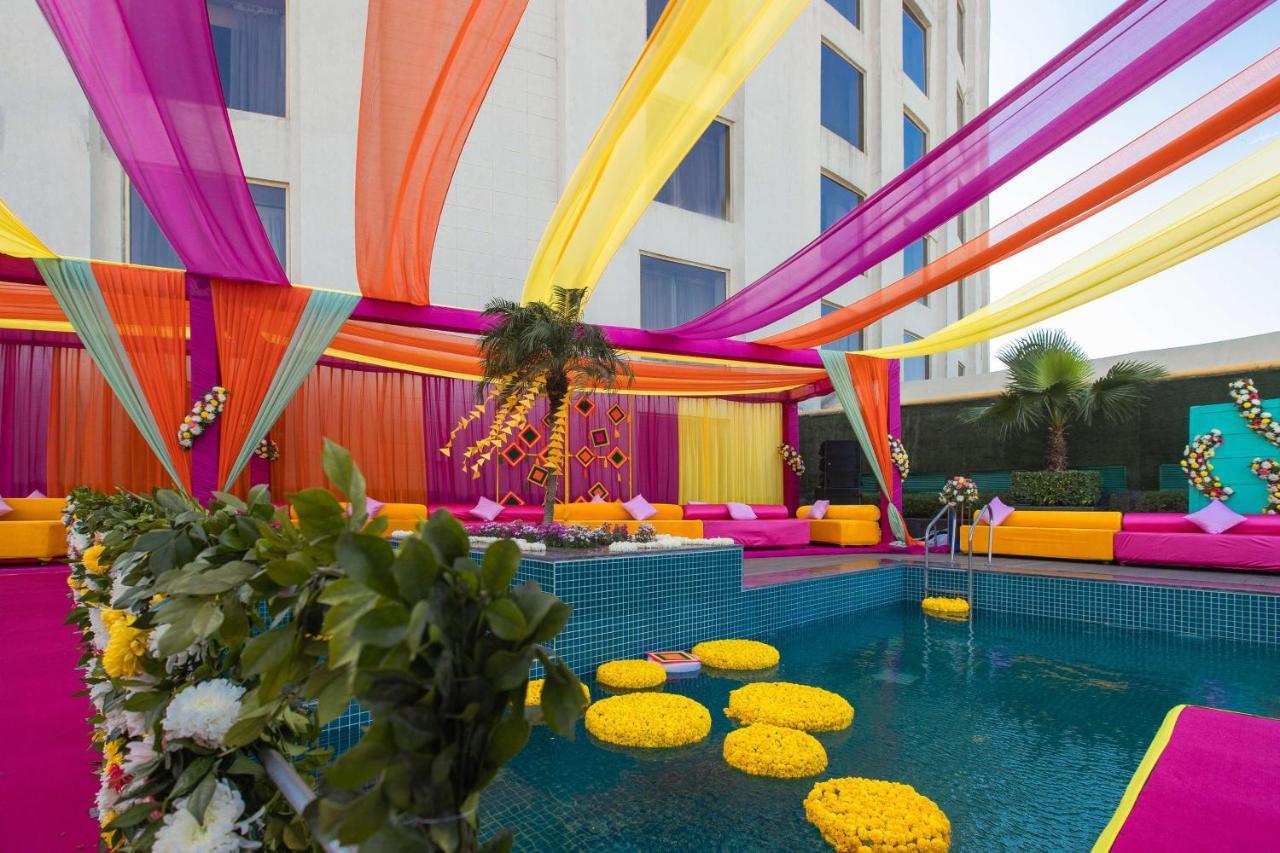 Radisson Blu Hotel New Delhi Dwarka Exteriér fotografie A poolside wedding in India