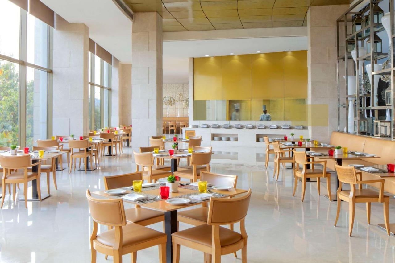 Radisson Blu Hotel New Delhi Dwarka Exteriér fotografie The restaurant