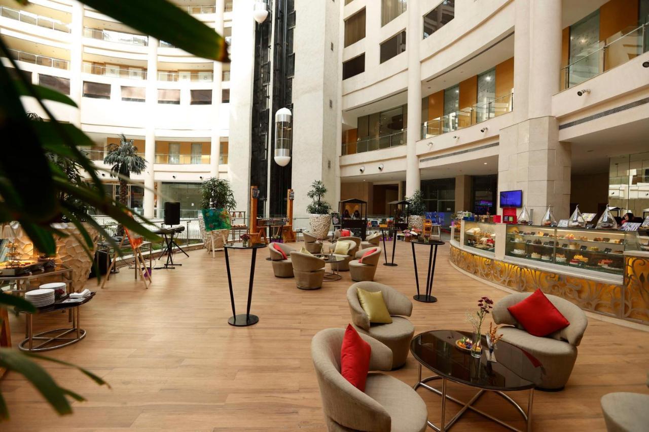 Radisson Blu Hotel New Delhi Dwarka Exteriér fotografie The lobby of the hotel