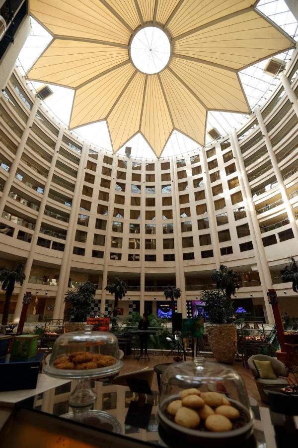 Radisson Blu Hotel New Delhi Dwarka Exteriér fotografie The interior of the hotel