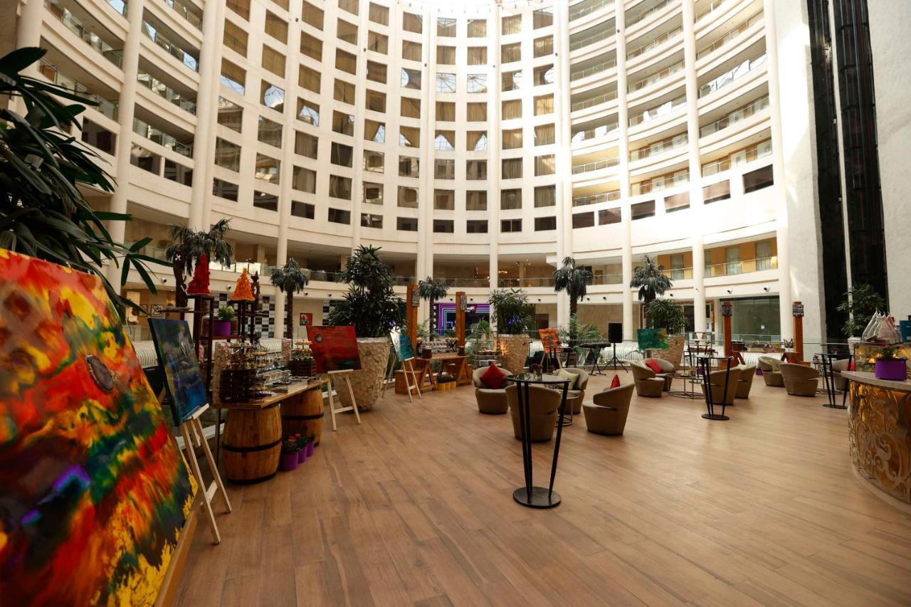 Radisson Blu Hotel New Delhi Dwarka Exteriér fotografie The lobby of the hotel