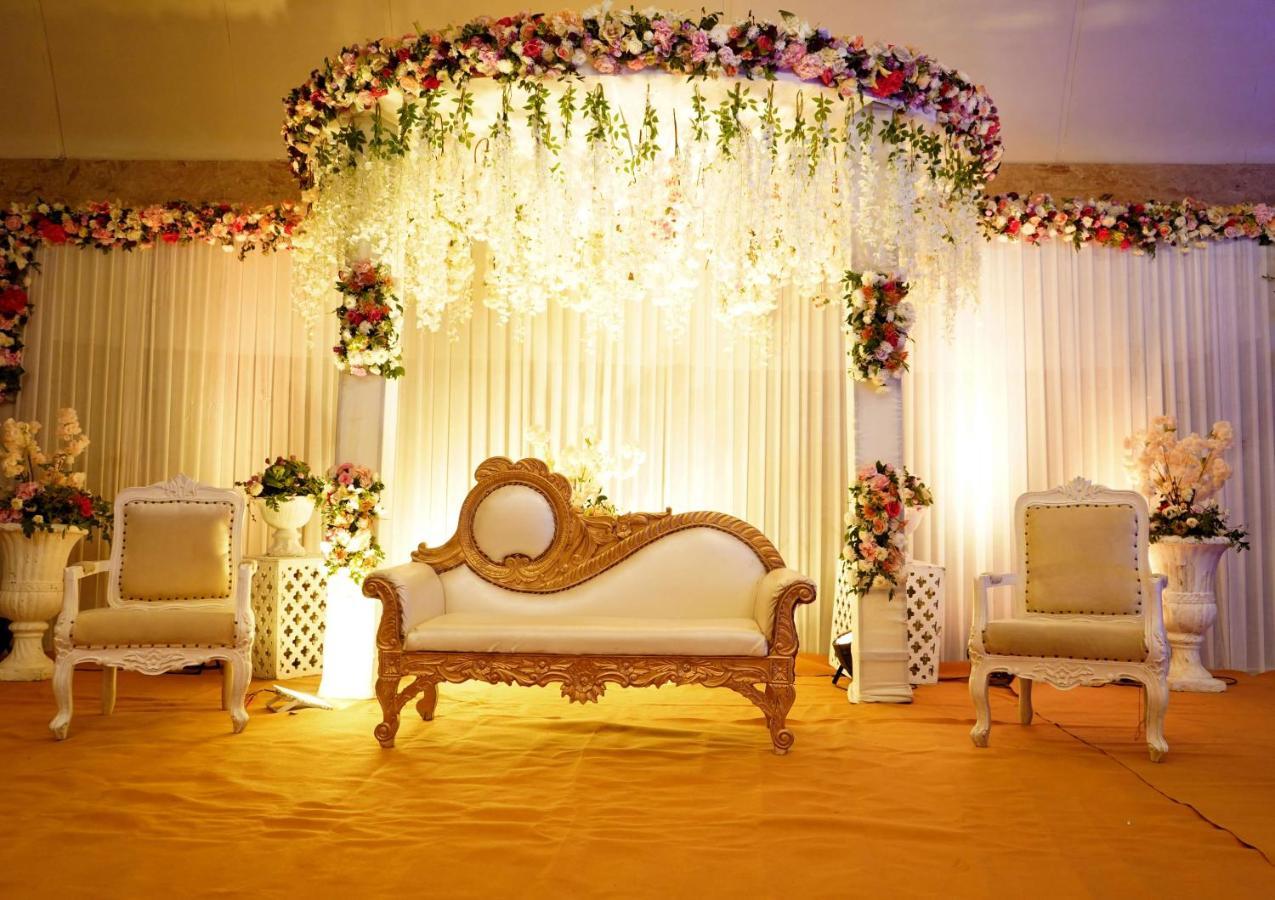 Radisson Blu Hotel New Delhi Dwarka Exteriér fotografie A modern Malay wedding reception