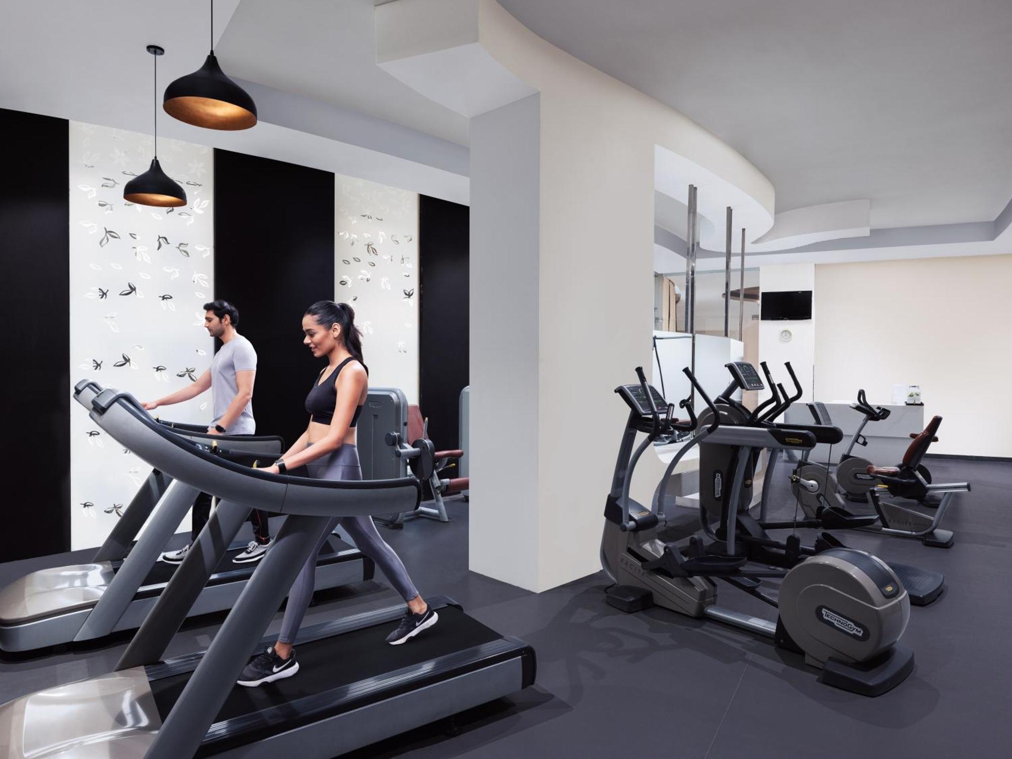 Radisson Blu Hotel New Delhi Dwarka Exteriér fotografie The gym at the hotel