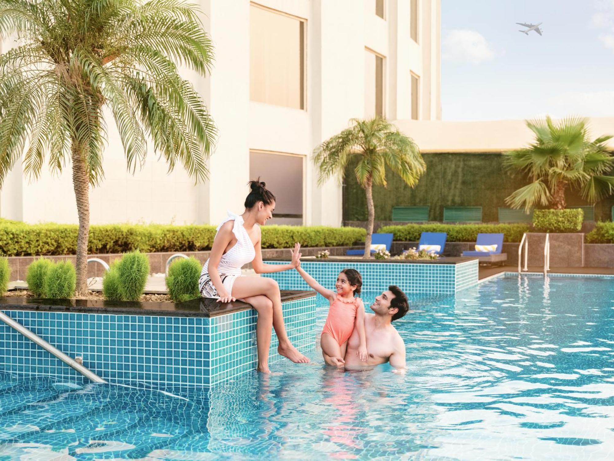 Radisson Blu Hotel New Delhi Dwarka Exteriér fotografie Swimming pool at the hotel