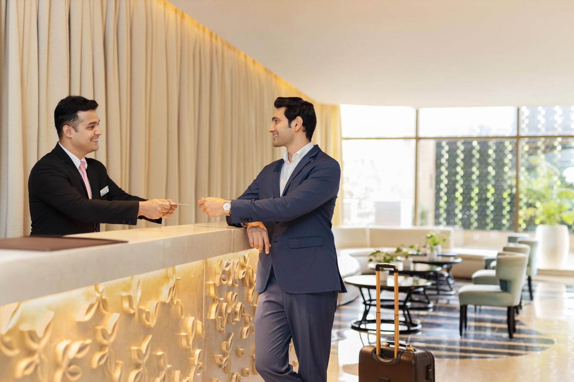Radisson Blu Hotel New Delhi Dwarka Exteriér fotografie A guest checking in at a hotel