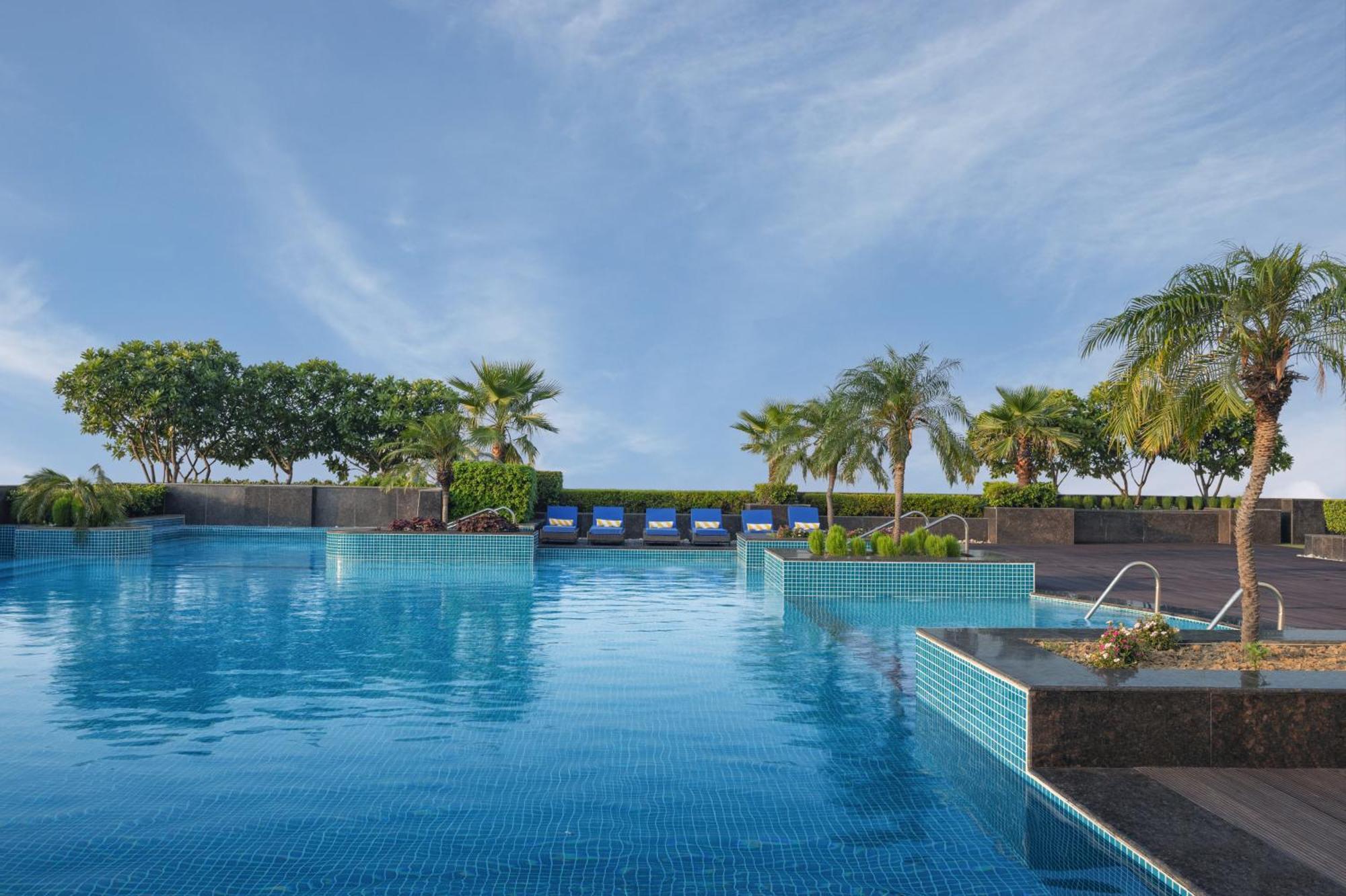Radisson Blu Hotel New Delhi Dwarka Exteriér fotografie The swimming pool at the hotel