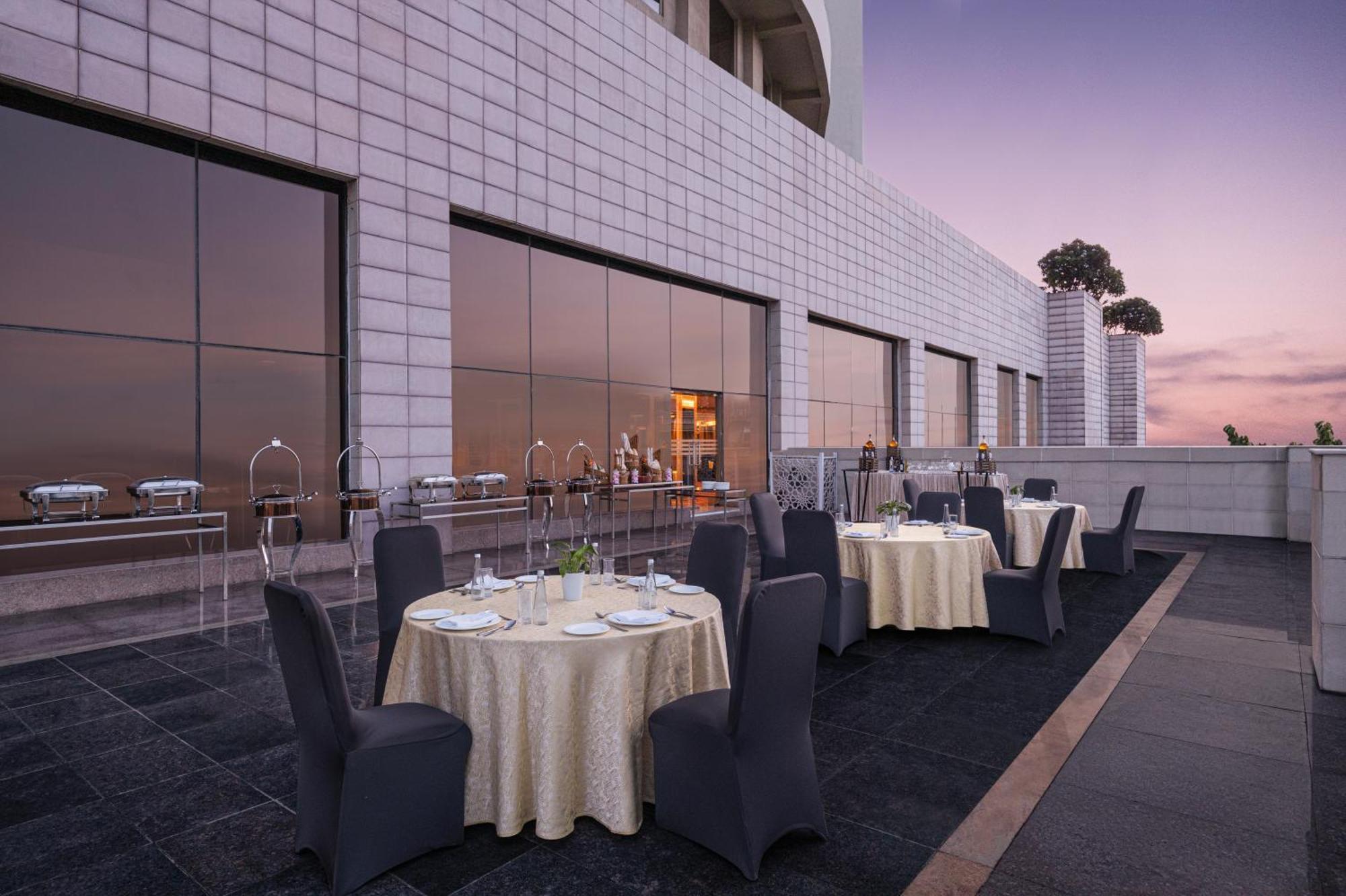 Radisson Blu Hotel New Delhi Dwarka Exteriér fotografie The Club Lounge at the 36th floor