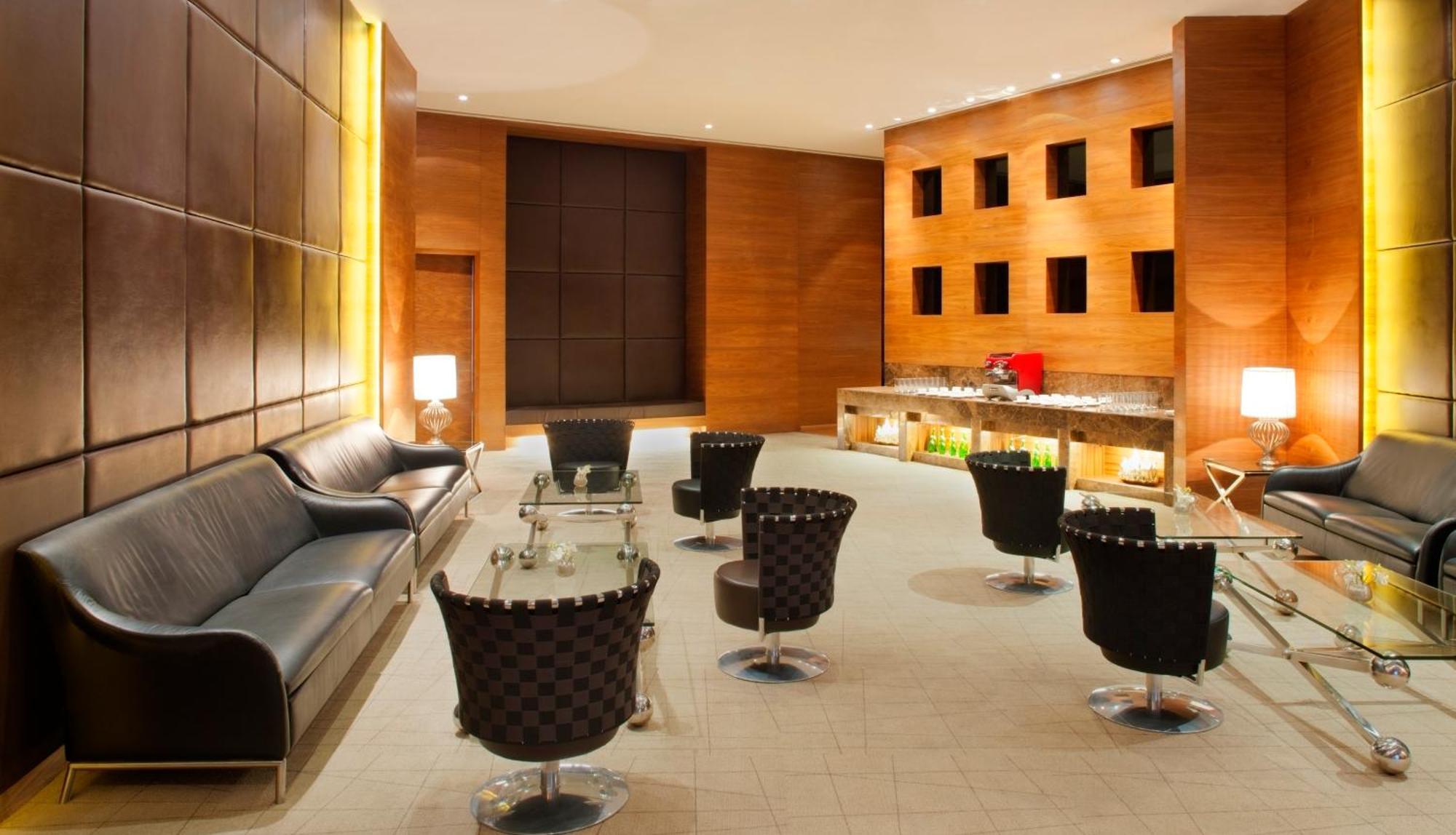 Radisson Blu Hotel New Delhi Dwarka Exteriér fotografie The lounge at the airport