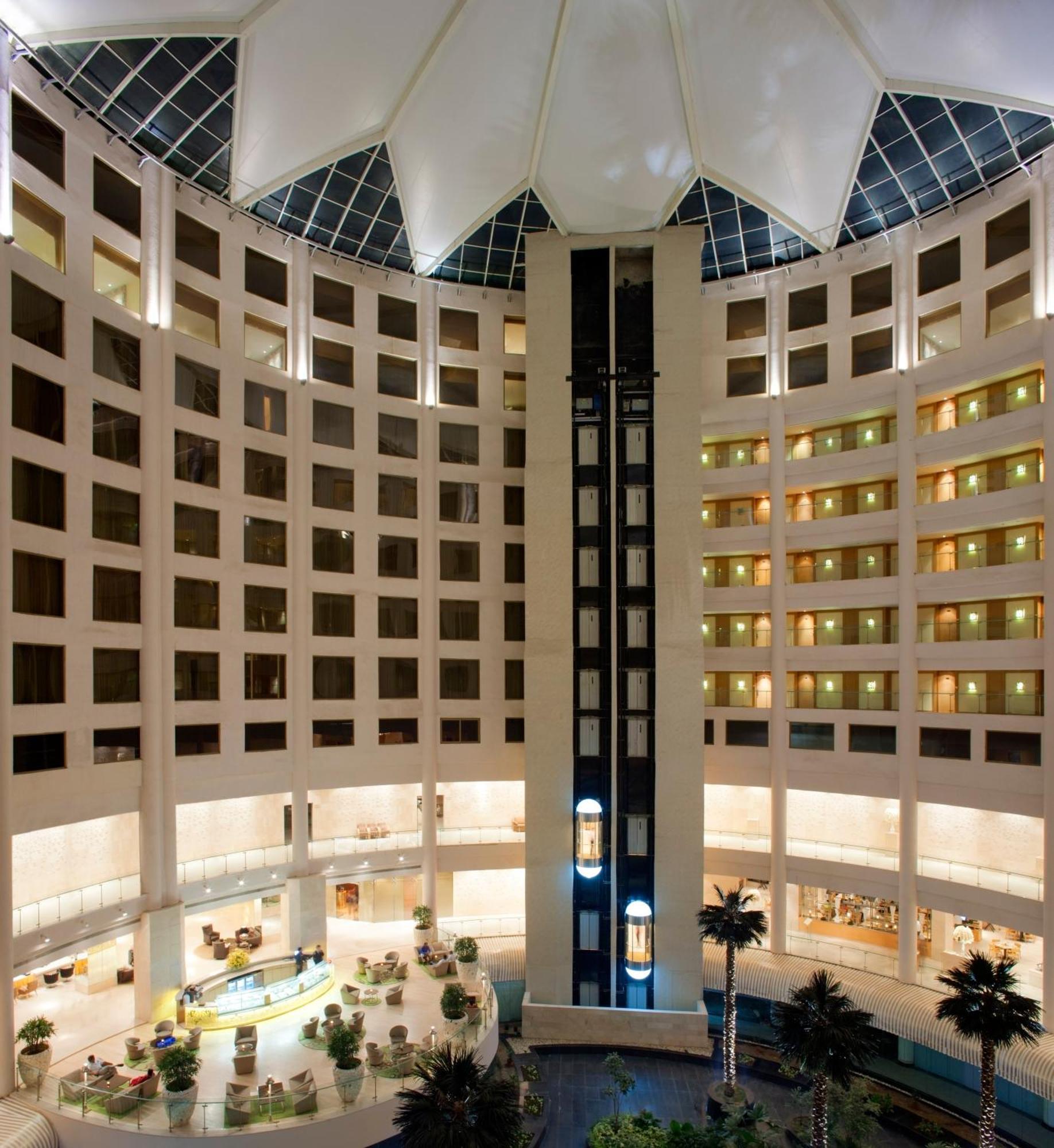 Radisson Blu Hotel New Delhi Dwarka Exteriér fotografie The interior of the hotel