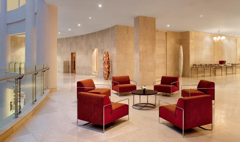 Radisson Blu Hotel New Delhi Dwarka Exteriér fotografie The interior of the hotel