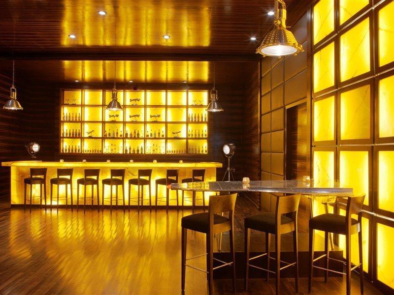 Radisson Blu Hotel New Delhi Dwarka Exteriér fotografie The bar at the hotel