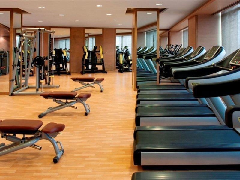 Radisson Blu Hotel New Delhi Dwarka Exteriér fotografie A gym at a hotel